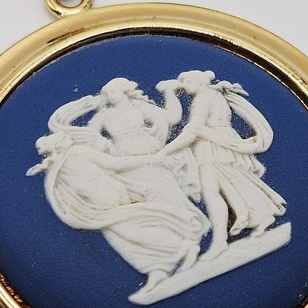VINTAGE Wedgwood Jasperware Gold Filled Circle Pendant Made in England Signed